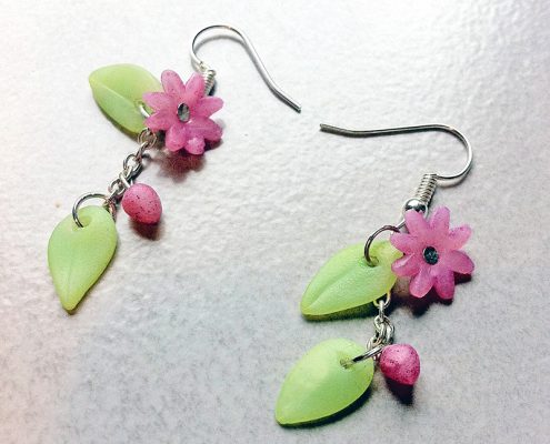 Translucent flower earrings in polymer clay | By 2ou3choses.com