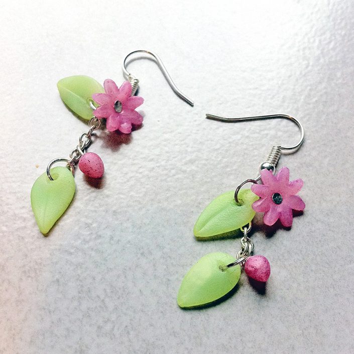 Translucent flower earrings in polymer clay | By 2ou3choses.com Translucent flower earrings in polymer clay | By 2ou3choses.com
