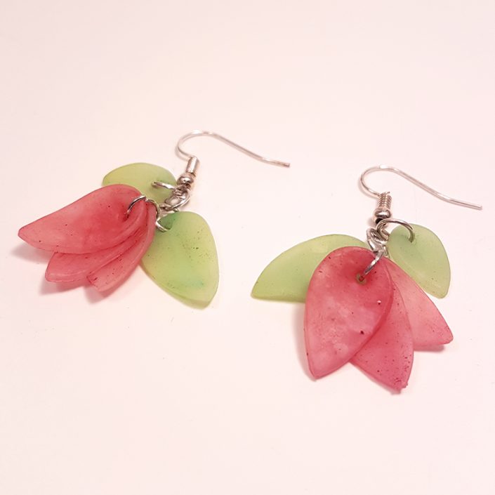 Translucent petal earrings in polymer clay | By 2ou3choses.com