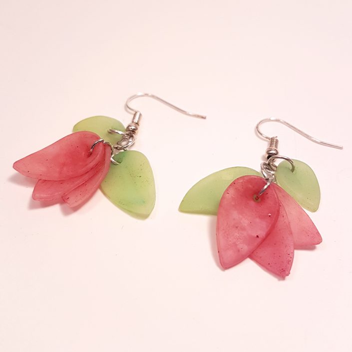Translucent petal earrings in polymer clay | By 2ou3choses.com Translucent petal earrings in polymer clay | By 2ou3choses.com