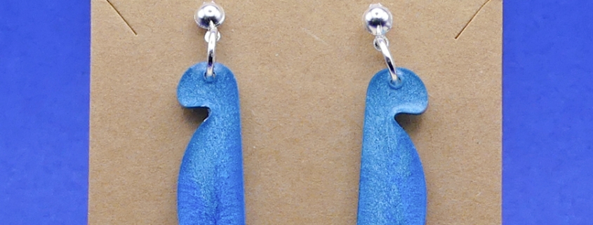 Boucles d'oreilles allongées bleues en résine