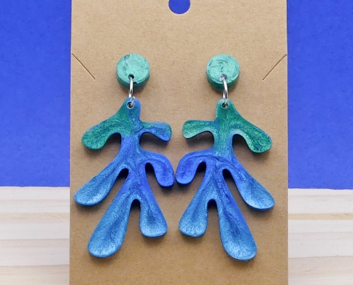 Boucles d'oreilles vertes et bleues en résine, inspiration Matisse