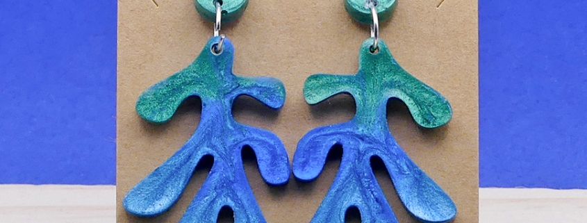 Boucles d'oreilles vertes et bleues en résine, inspiration Matisse
