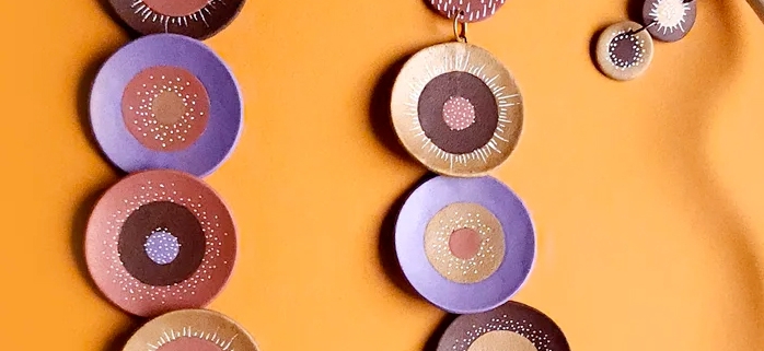 Collier cercles dégradés coloris parme, marron, saumon et or