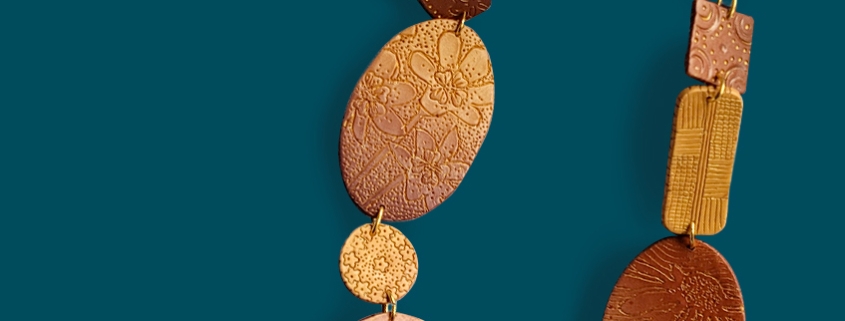 Collier sautoir sculpté coloris cuivre et or