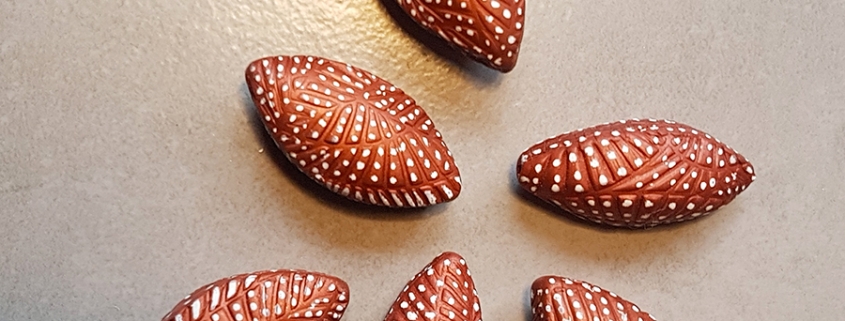 Perles creuses coloris cuivre et points blancs