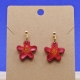 Petites boucles d'oreilles fleurs rouges en résine