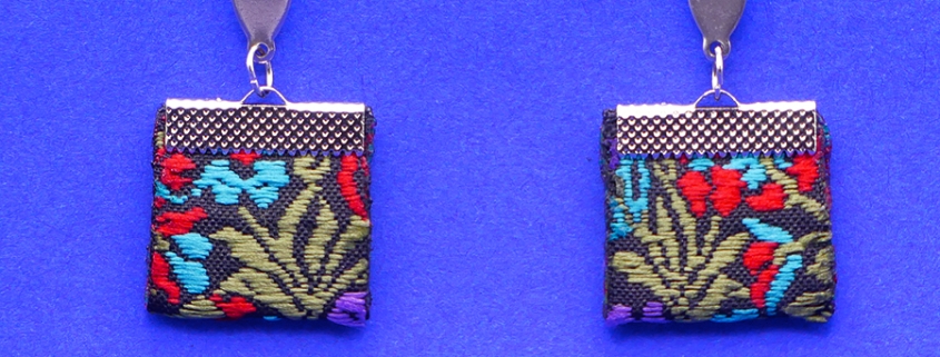 Boucles d'oreilles carrées en tissu brodé
