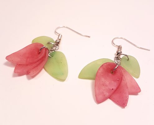 Translucent petal earrings in polymer clay | By 2ou3choses.com